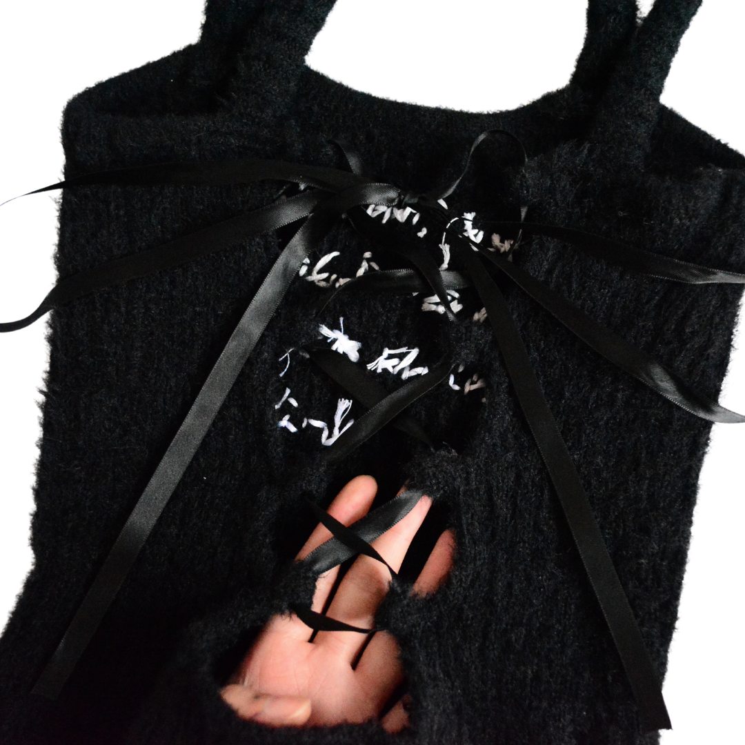 Blusa negra upcycling con frase Alejandra Pizarnik