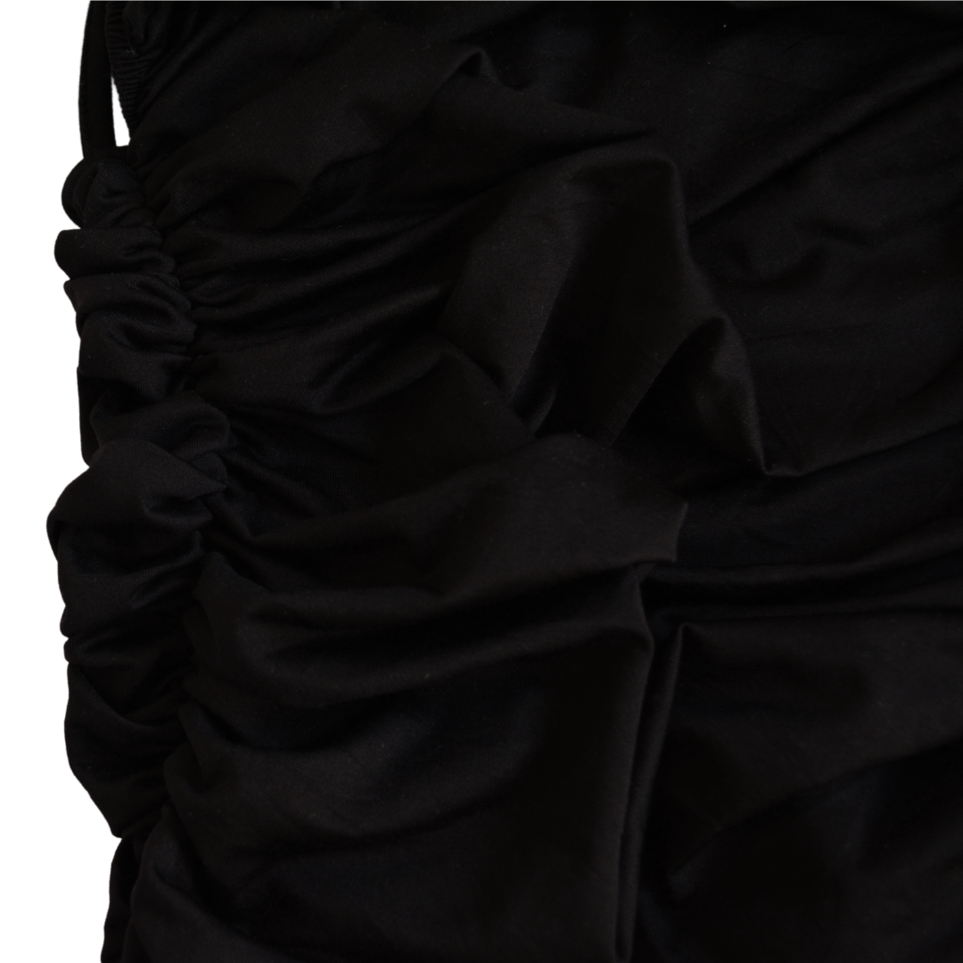 Vestido negro con aberturas cruzadas