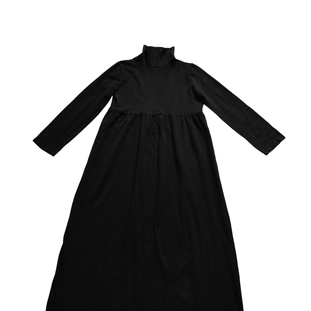 Vestido negro largo con cuello alto