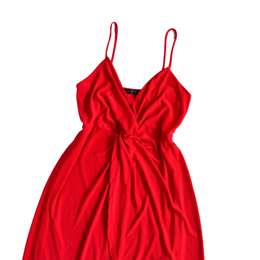 Vestido rojo con nudo y abertura