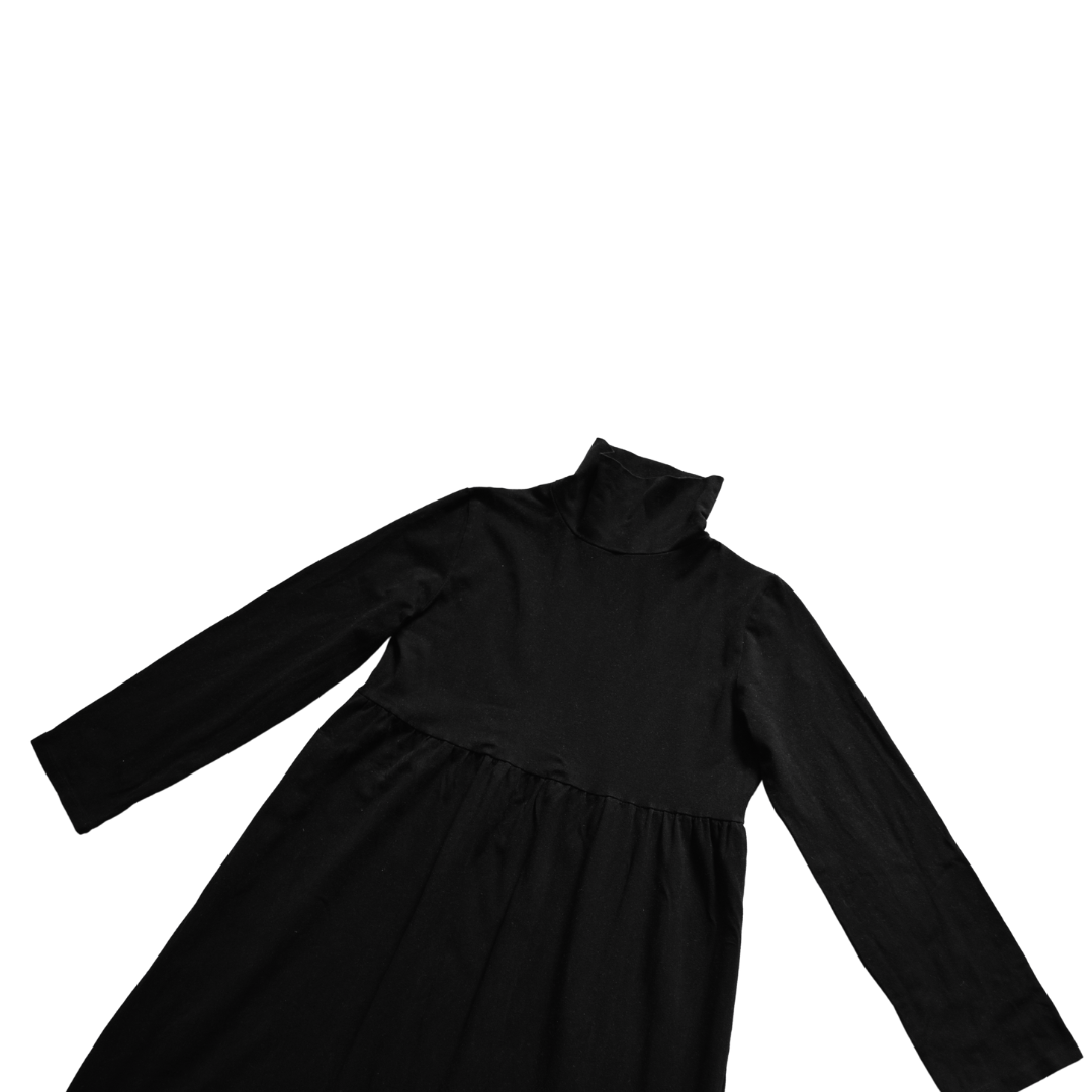 Vestido negro largo con cuello alto