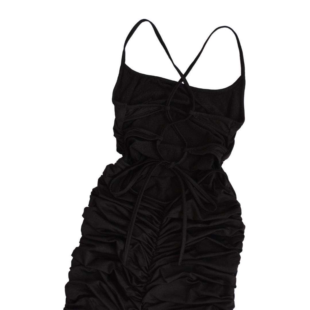 Vestido negro con aberturas cruzadas