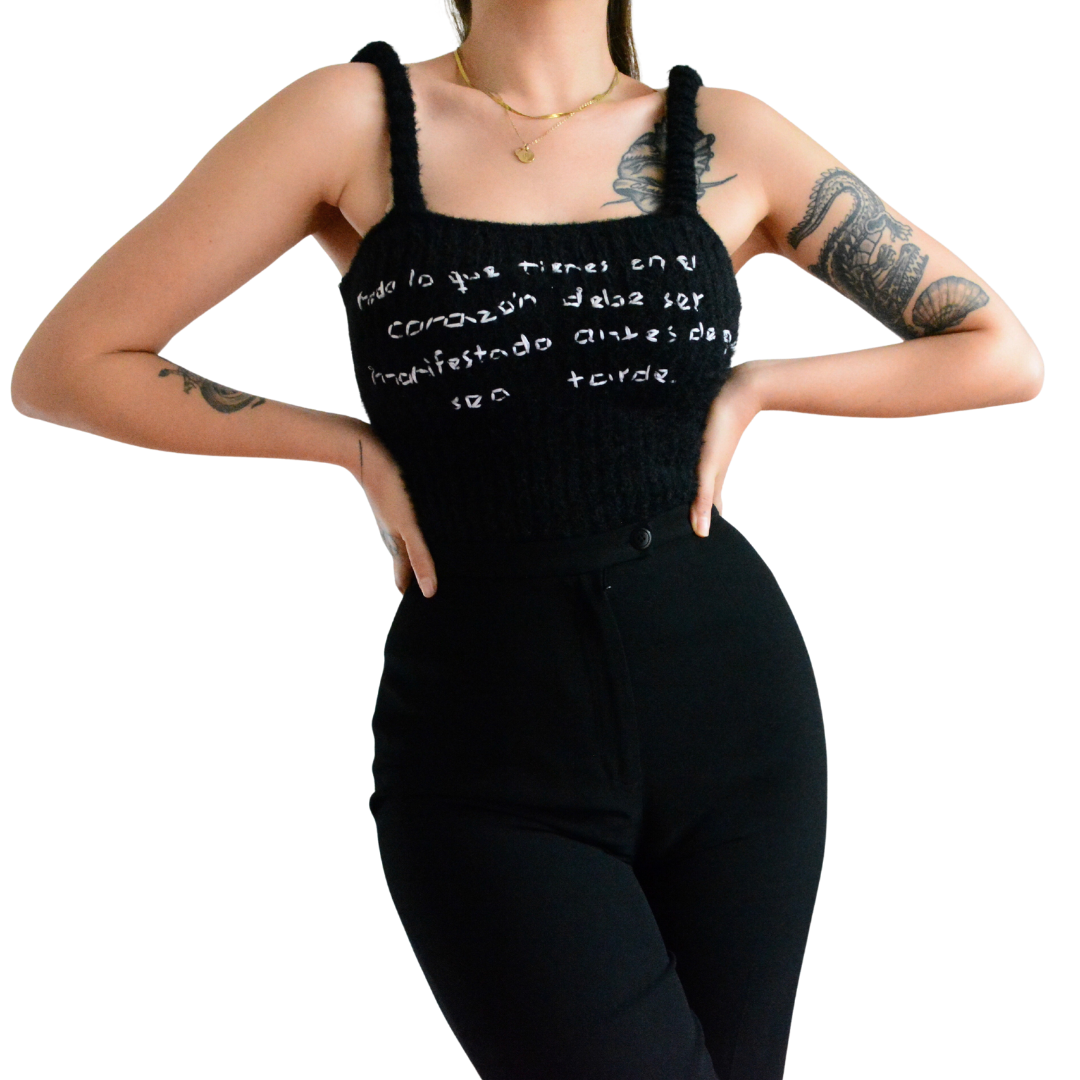 Blusa negra upcycling con frase Alejandra Pizarnik