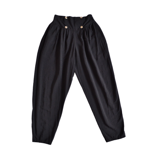 Pantalón negro con botones plateados