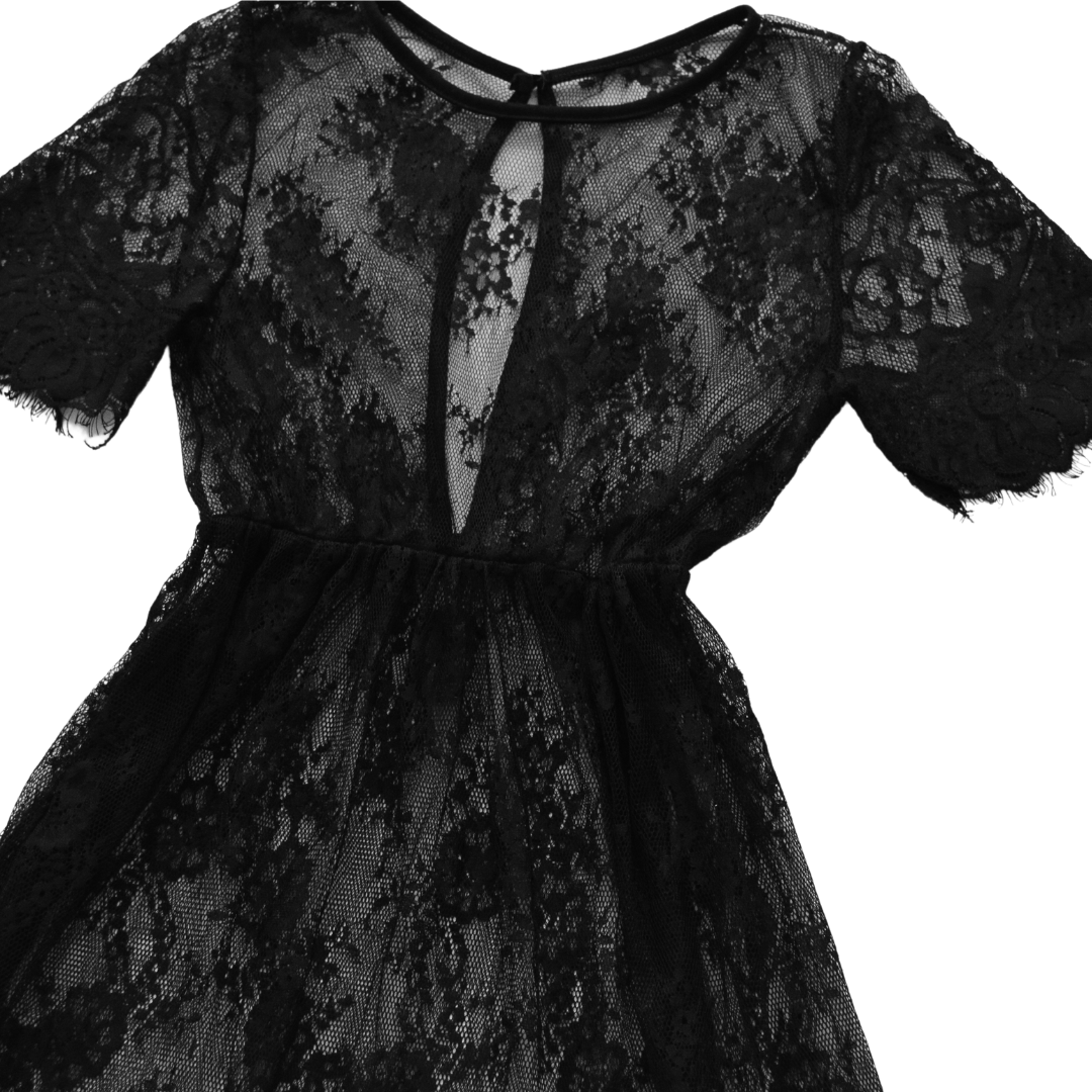 Vestido negro de encaje
