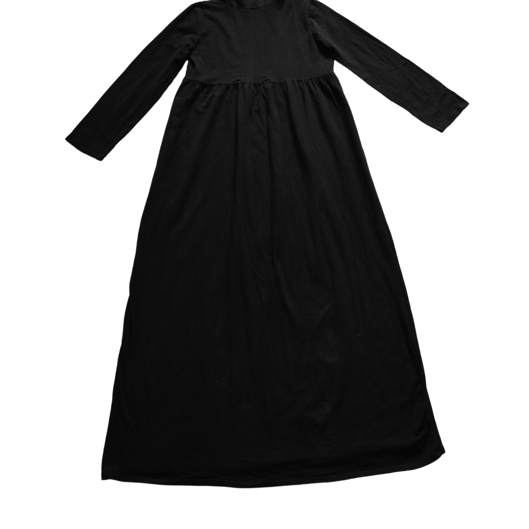 Vestido negro largo con cuello alto