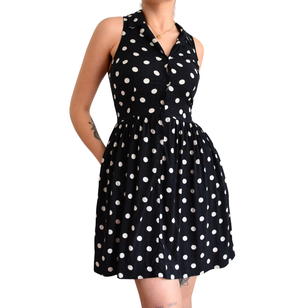 Vestido nego polka dots con bolsas