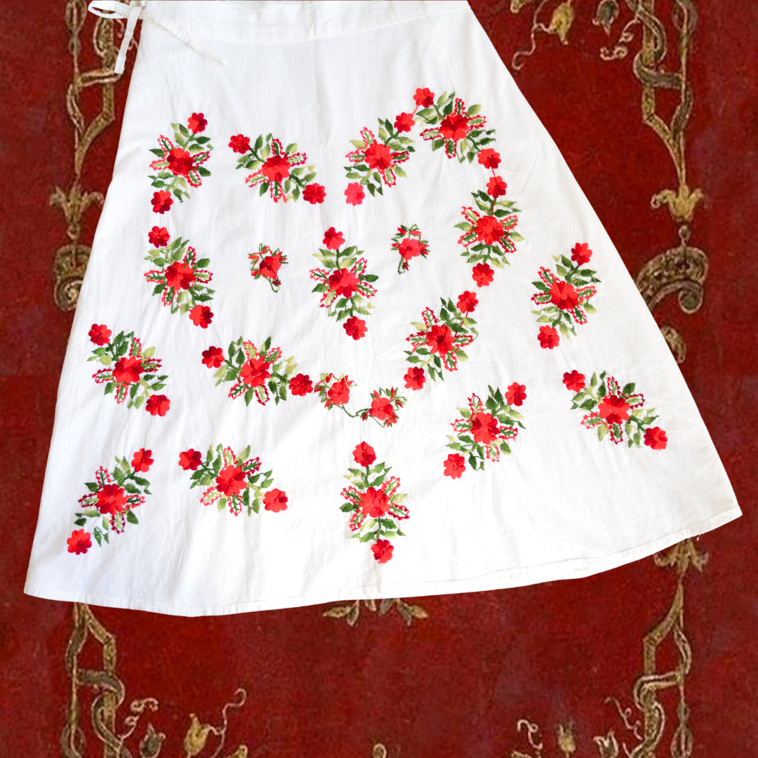 Falda envolvente con bordado floral