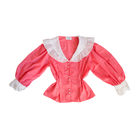 Blusa roja cuadriculada con cuello blanco