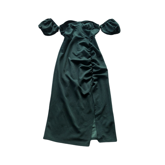 Vestido verde con abertura