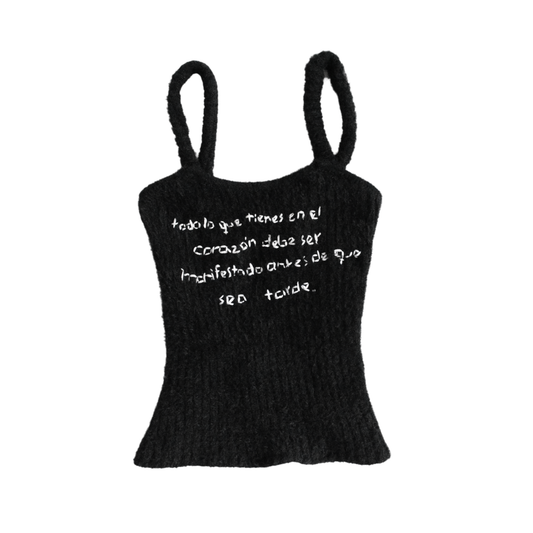 Blusa negra upcycling con frase Alejandra Pizarnik