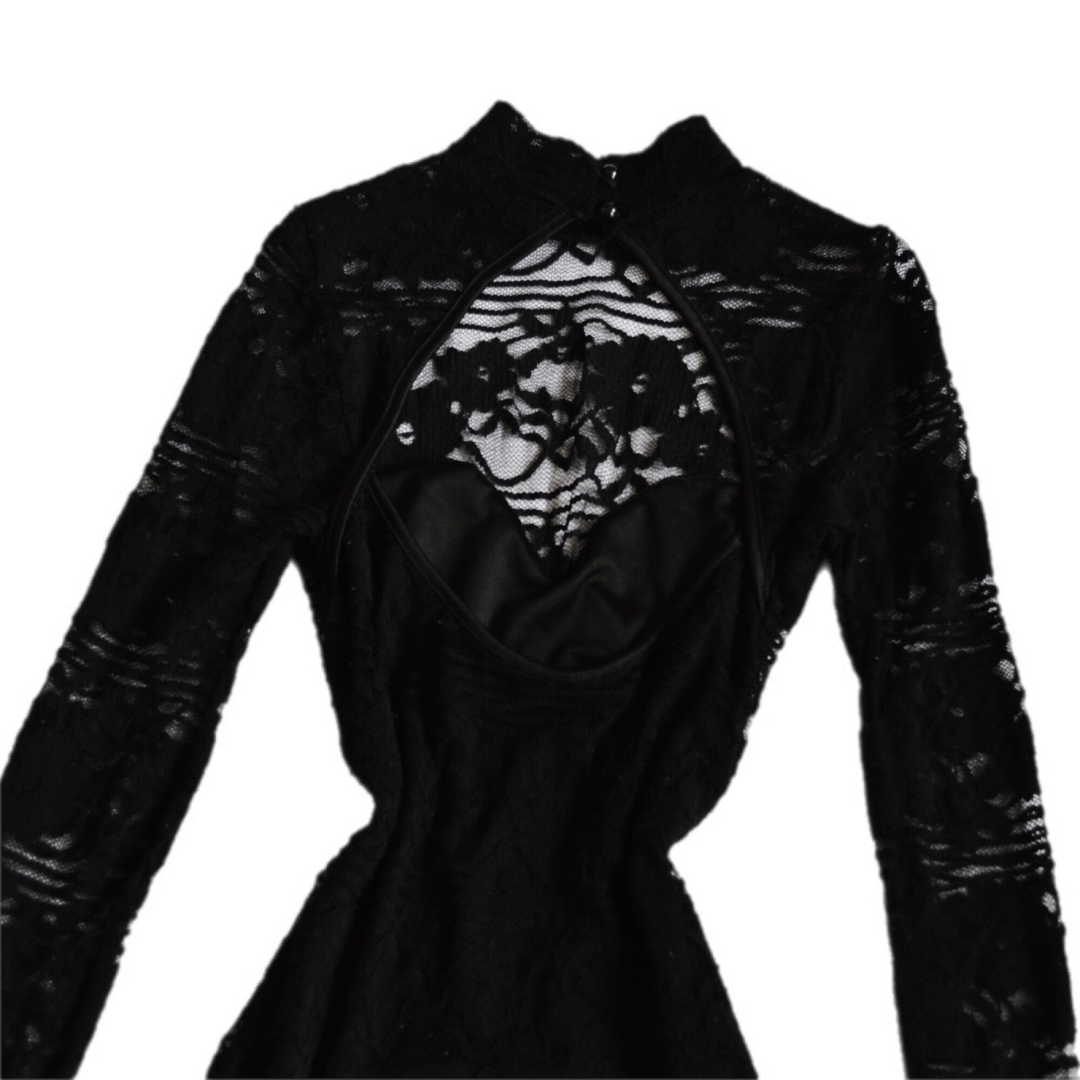 Vestido negro de encaje.
