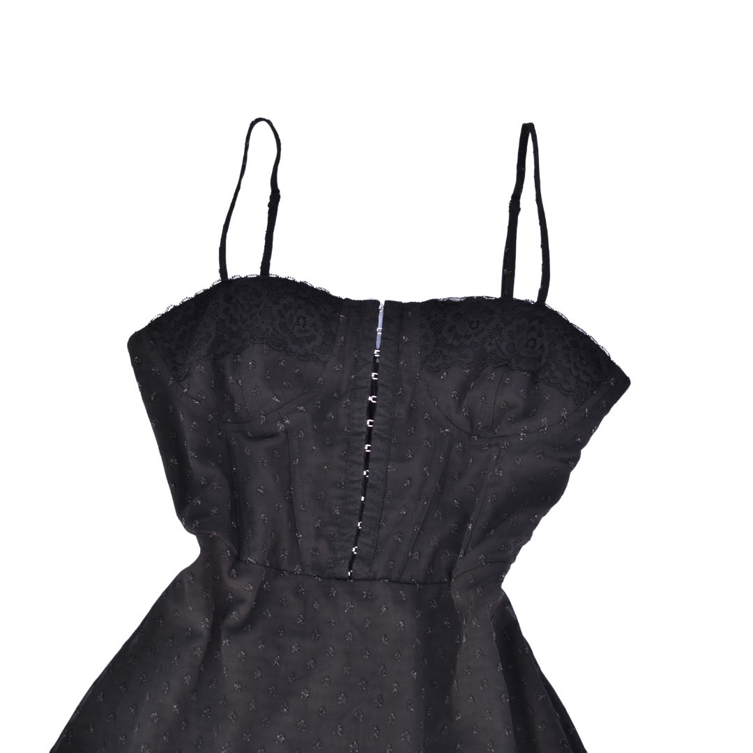 Vestido negro con cierre bustier