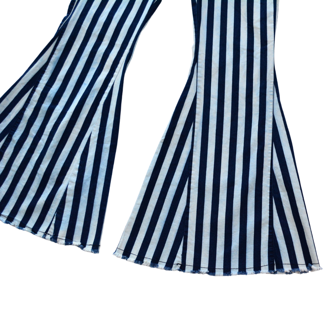 Pantalón groovy de líneas acampanado