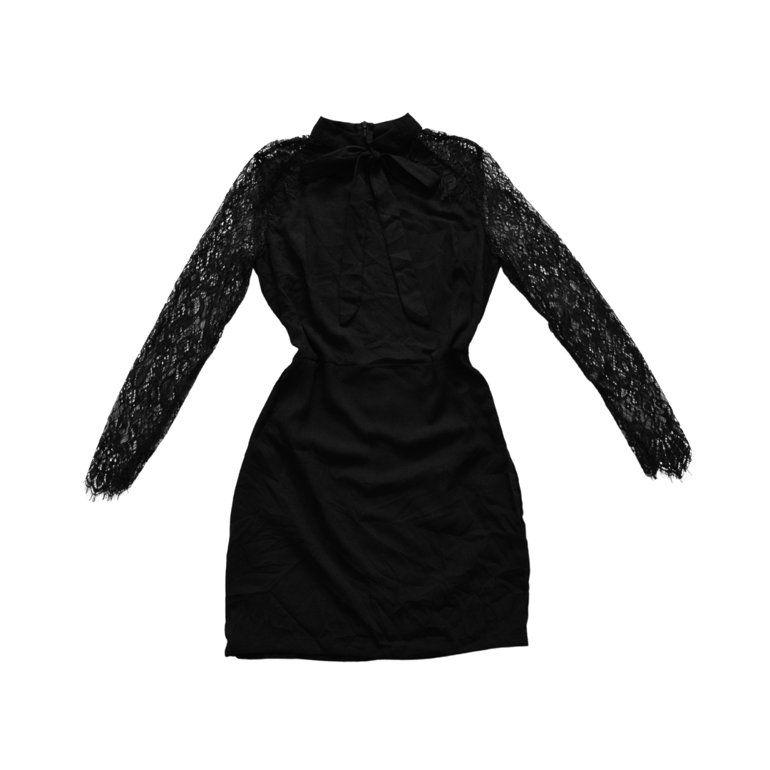 Vestido negro con moño y mangas de encaje