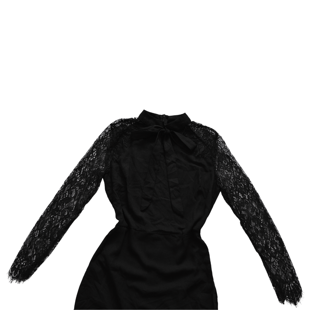 Vestido negro con moño y mangas de encaje