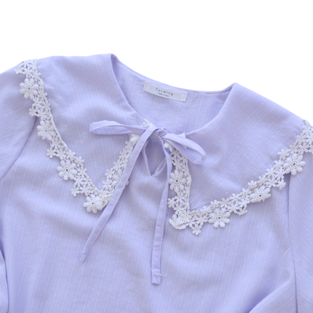 Blusa lila con cuellito bordado