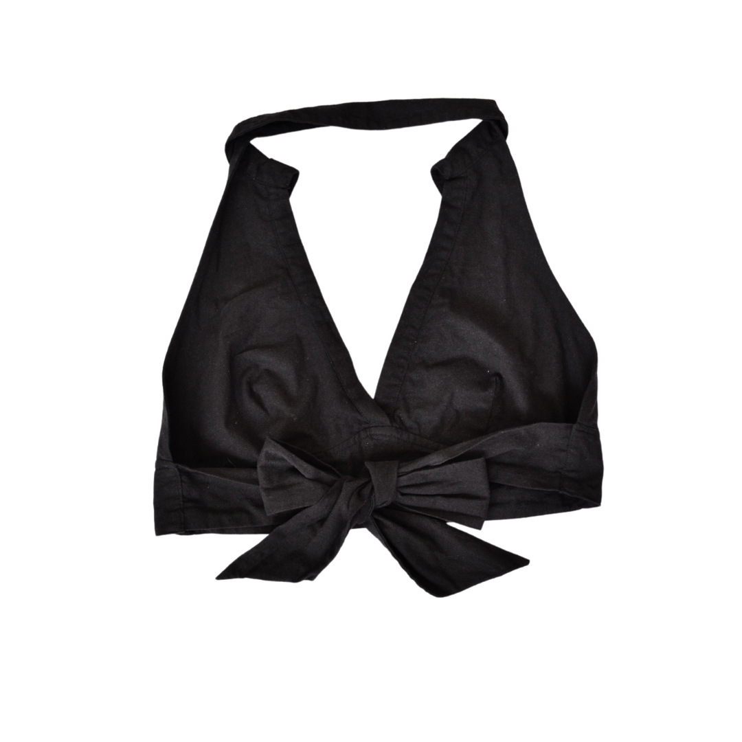 Top negro con cuello y escote