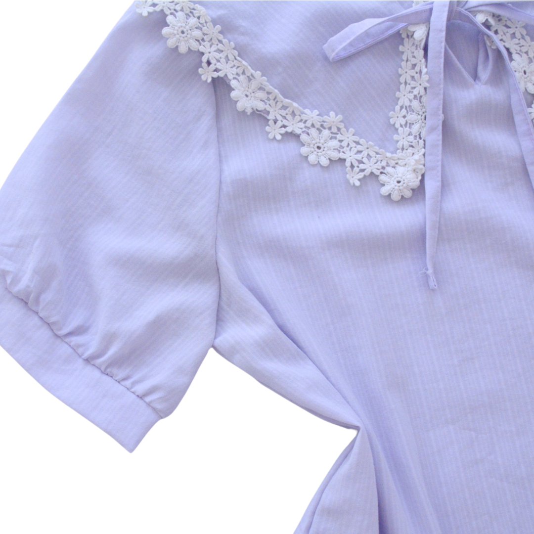 Blusa lila con cuellito bordado