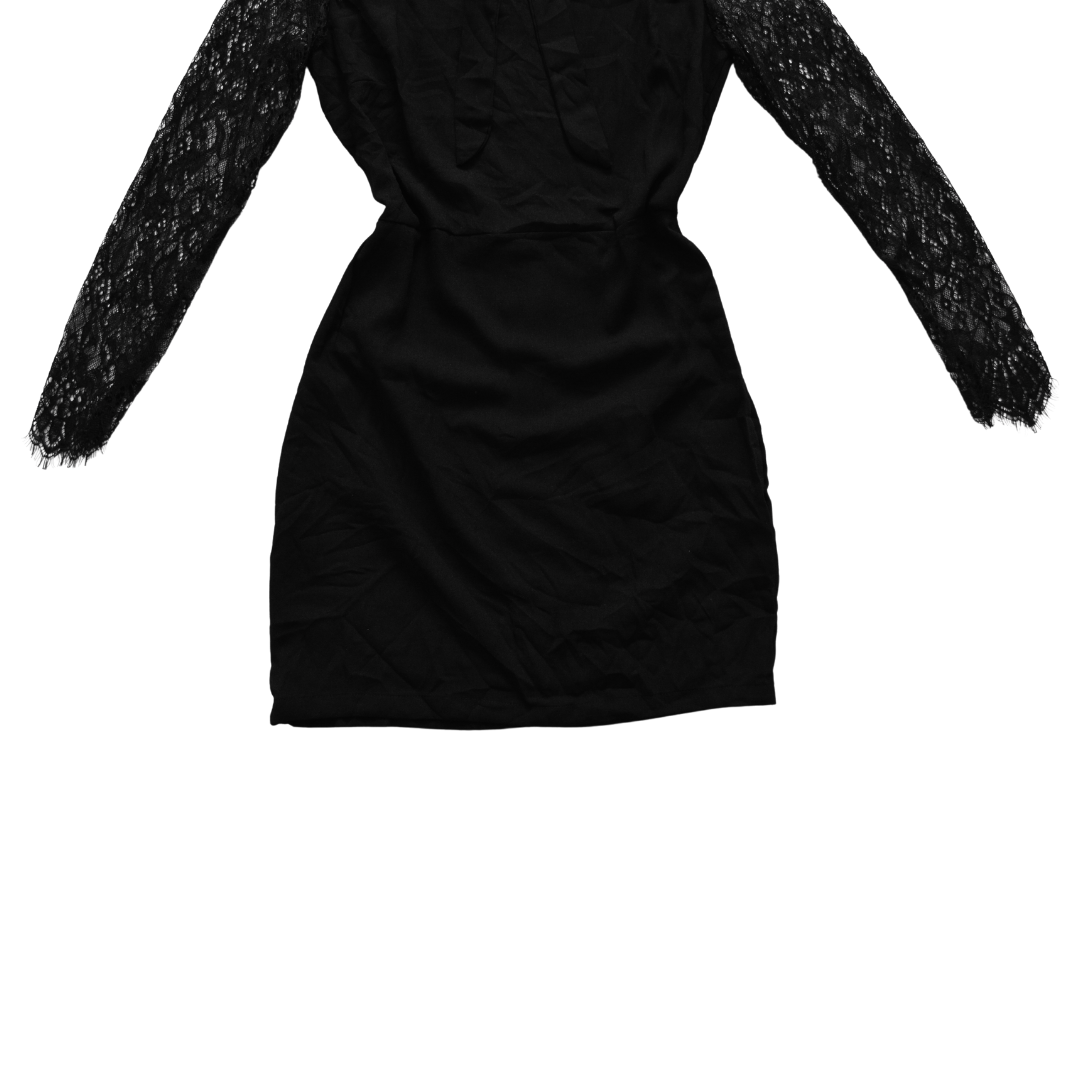 Vestido negro con moño y mangas de encaje