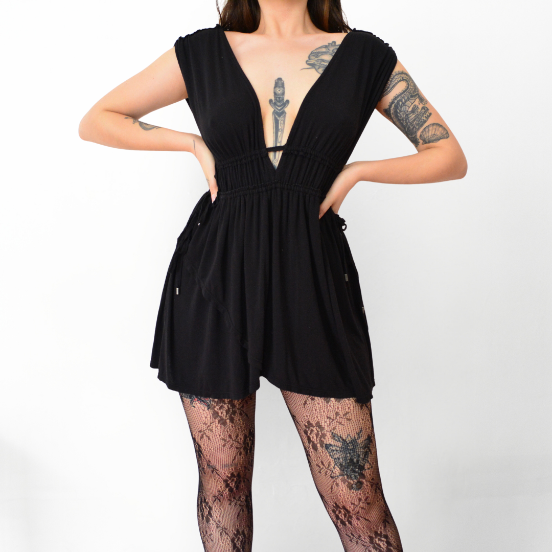 Vestido negro con tiras