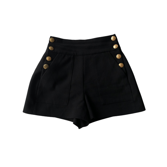 Short negro con botones dorados