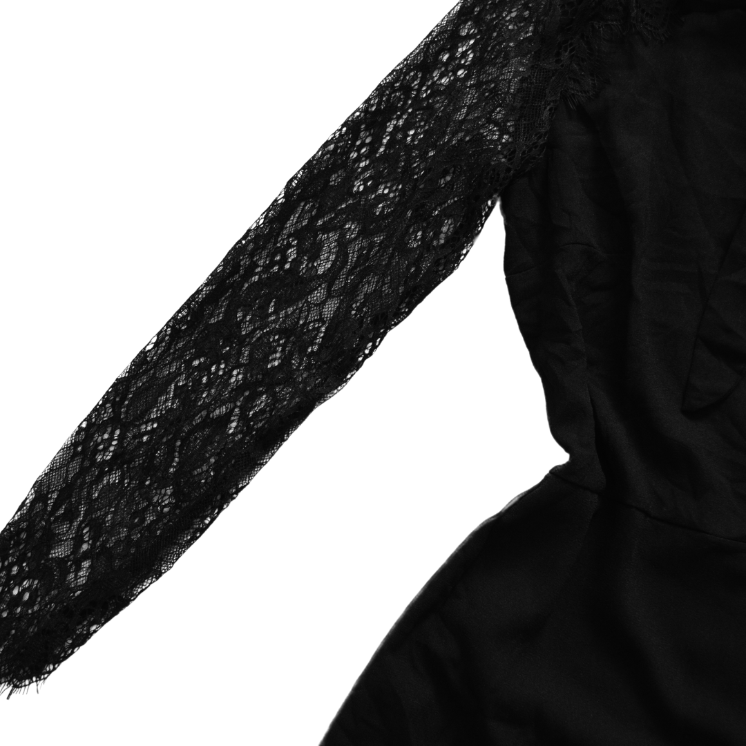 Vestido negro con moño y mangas de encaje