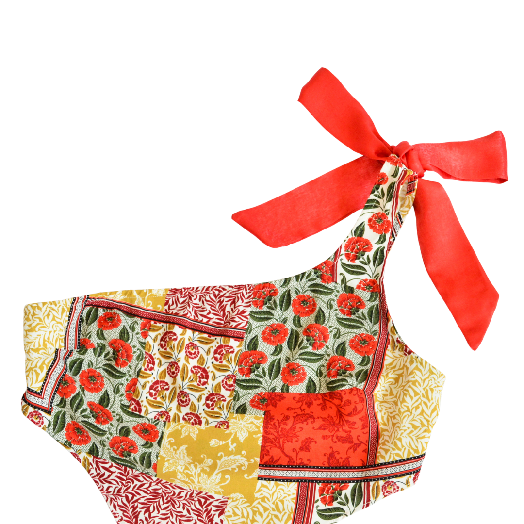 Top asimétrico floral