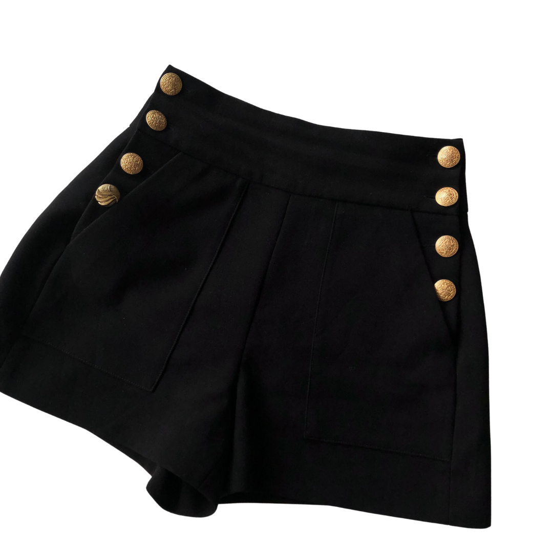 Short negro con botones dorados