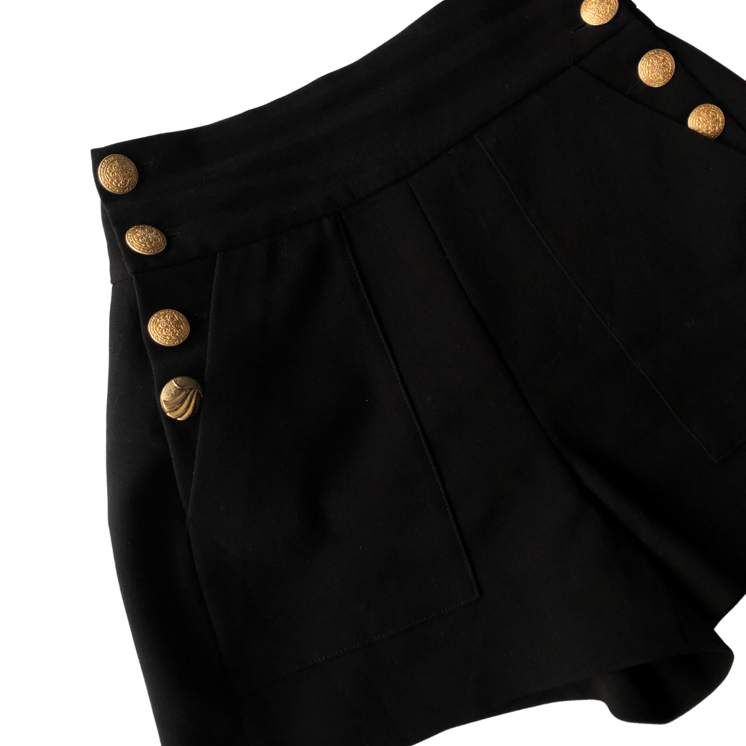 Short negro con botones dorados
