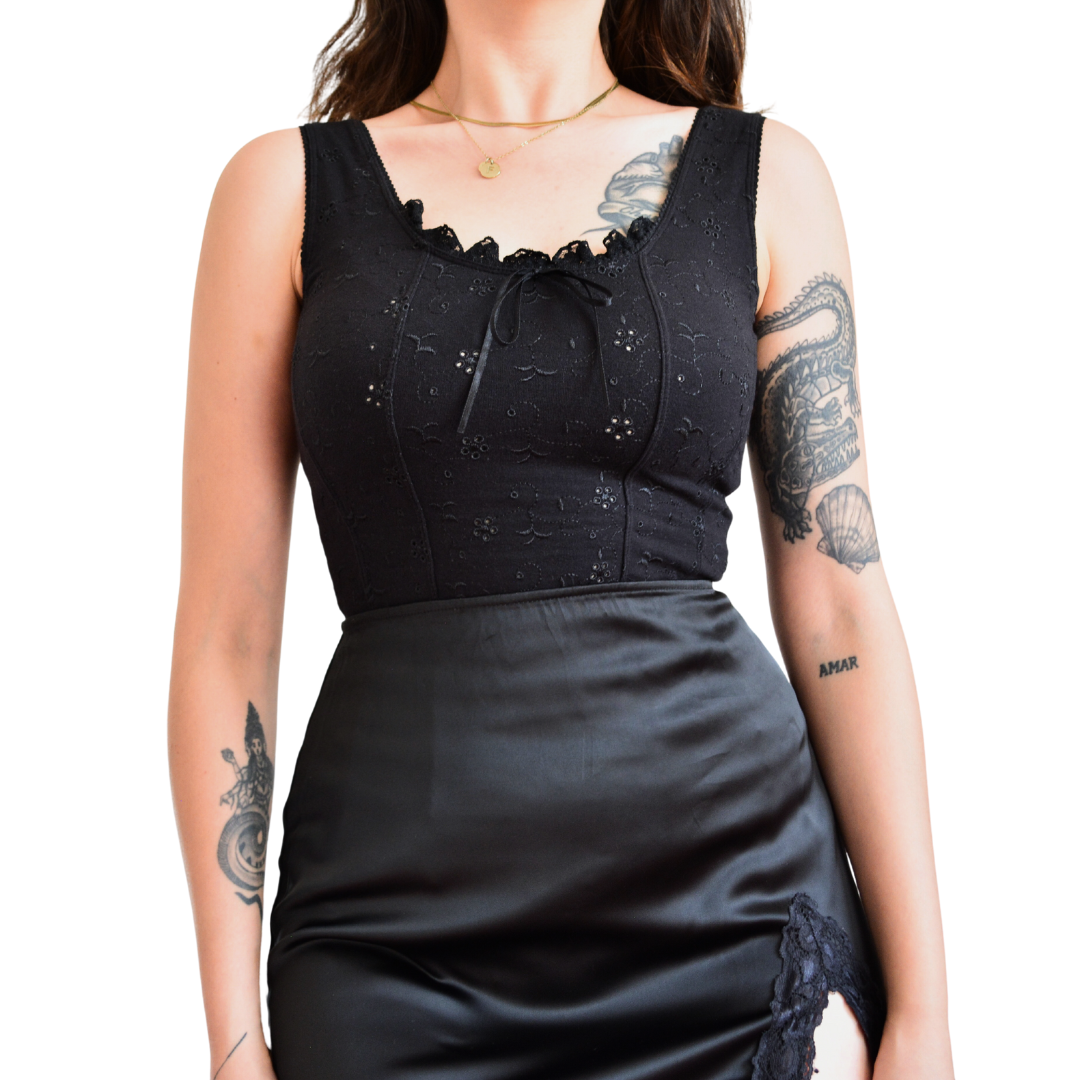 Blusa negra con bordado y encaje