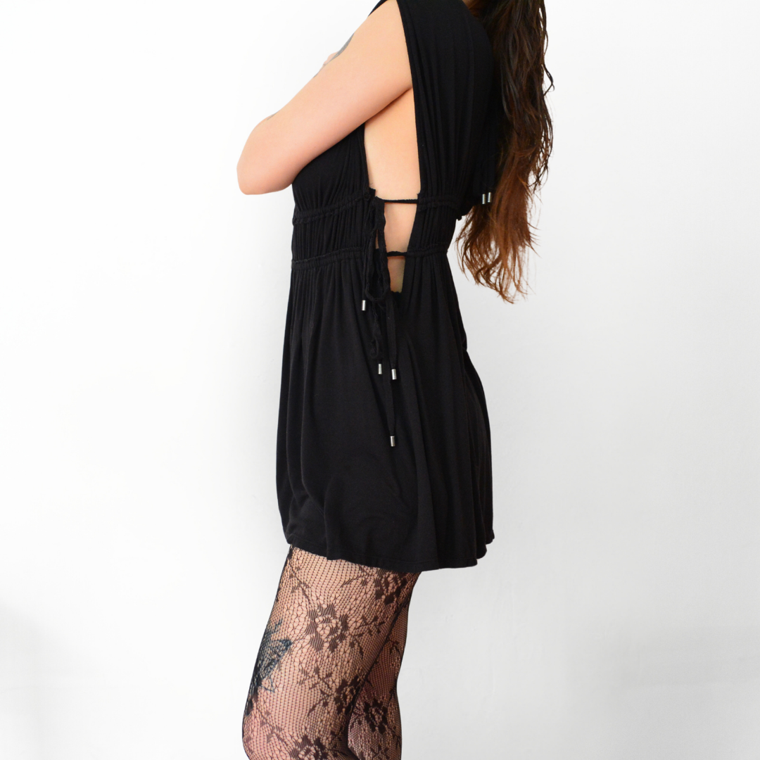 Vestido negro con tiras
