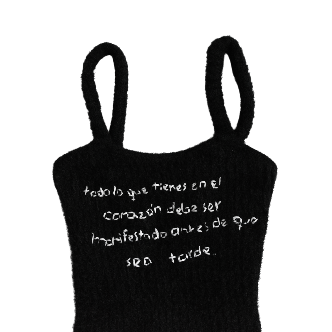 Blusa negra upcycling con frase Alejandra Pizarnik