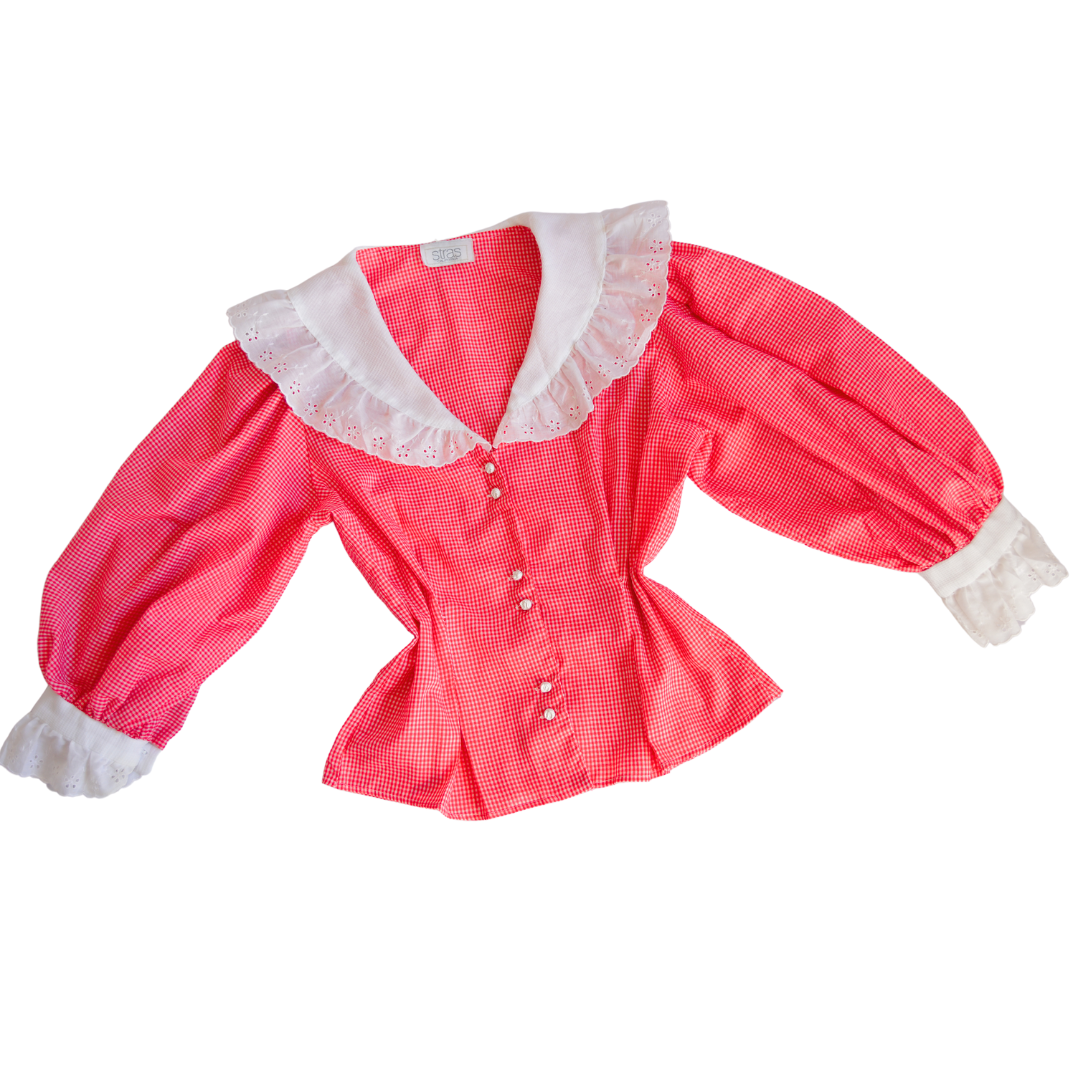 Blusa roja cuadriculada con cuello blanco
