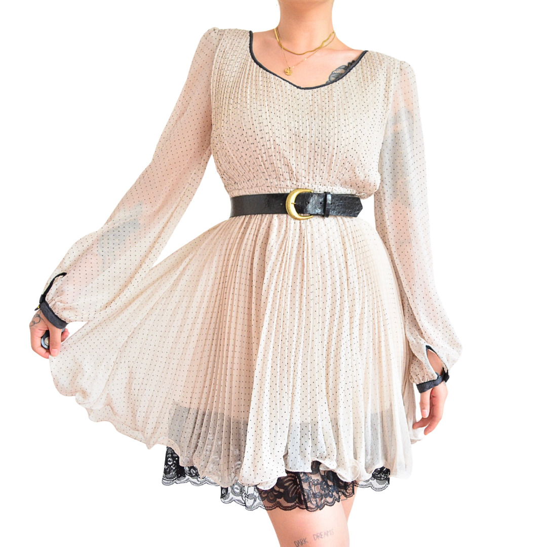Vestido beige con lunares pequeños