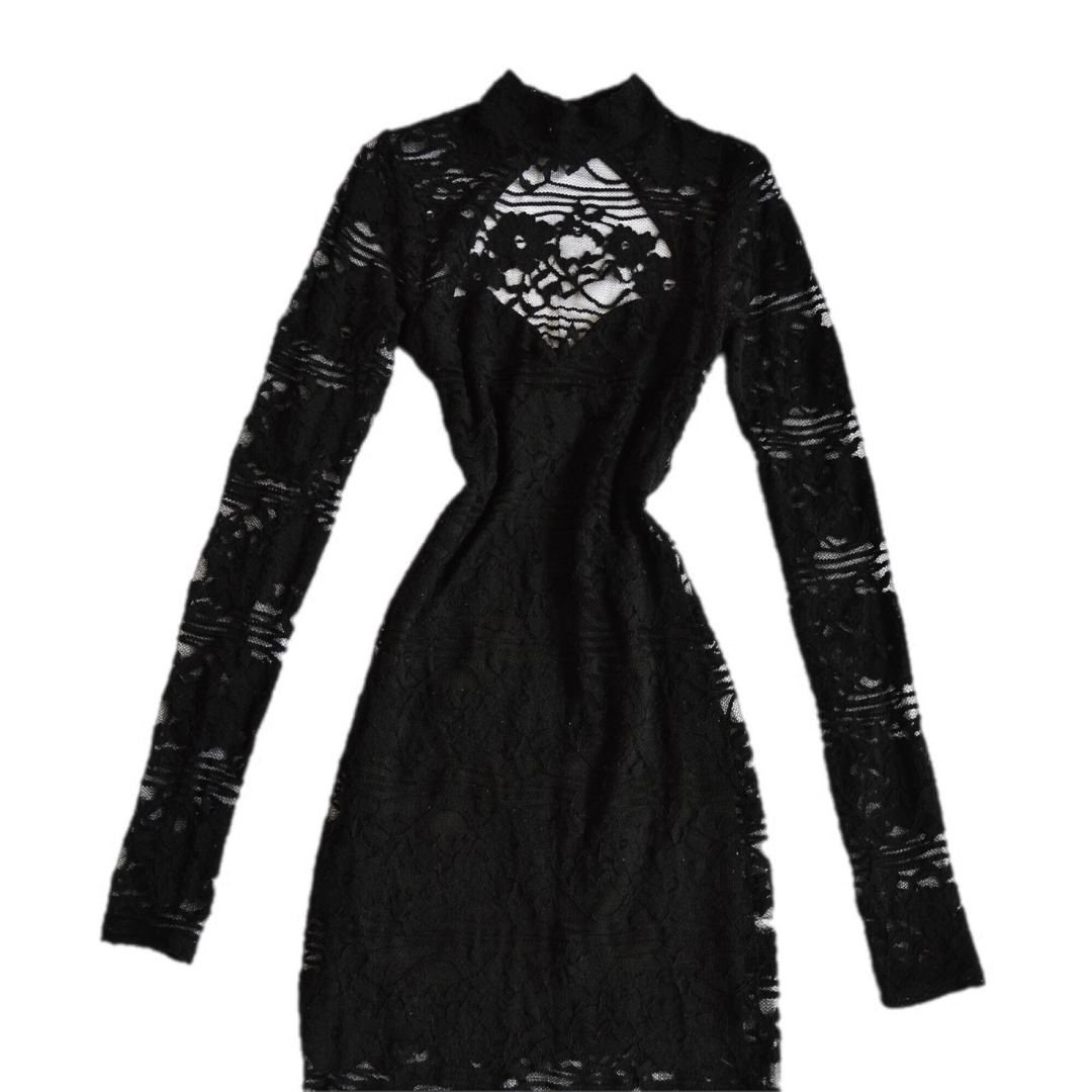 Vestido negro de encaje.