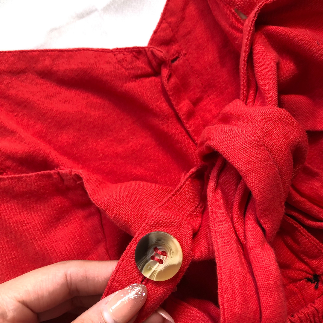 Vestido rojo de lino y botones
