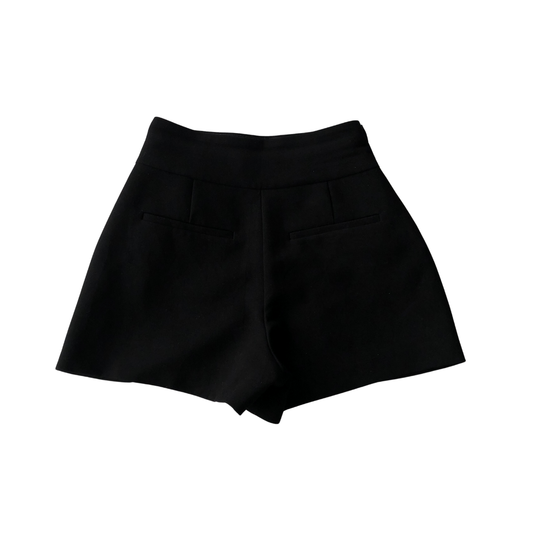 Short negro con botones dorados