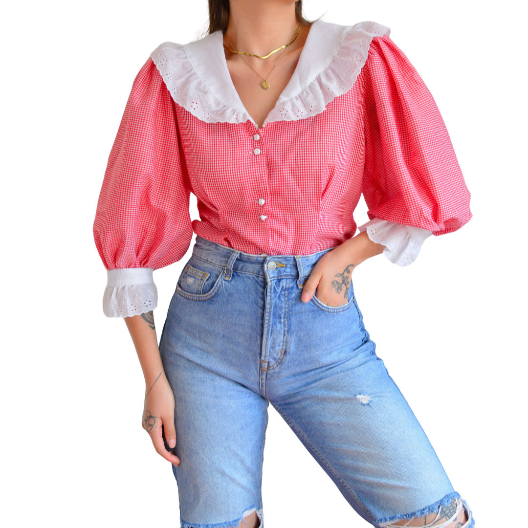 Blusa roja cuadriculada con cuello blanco