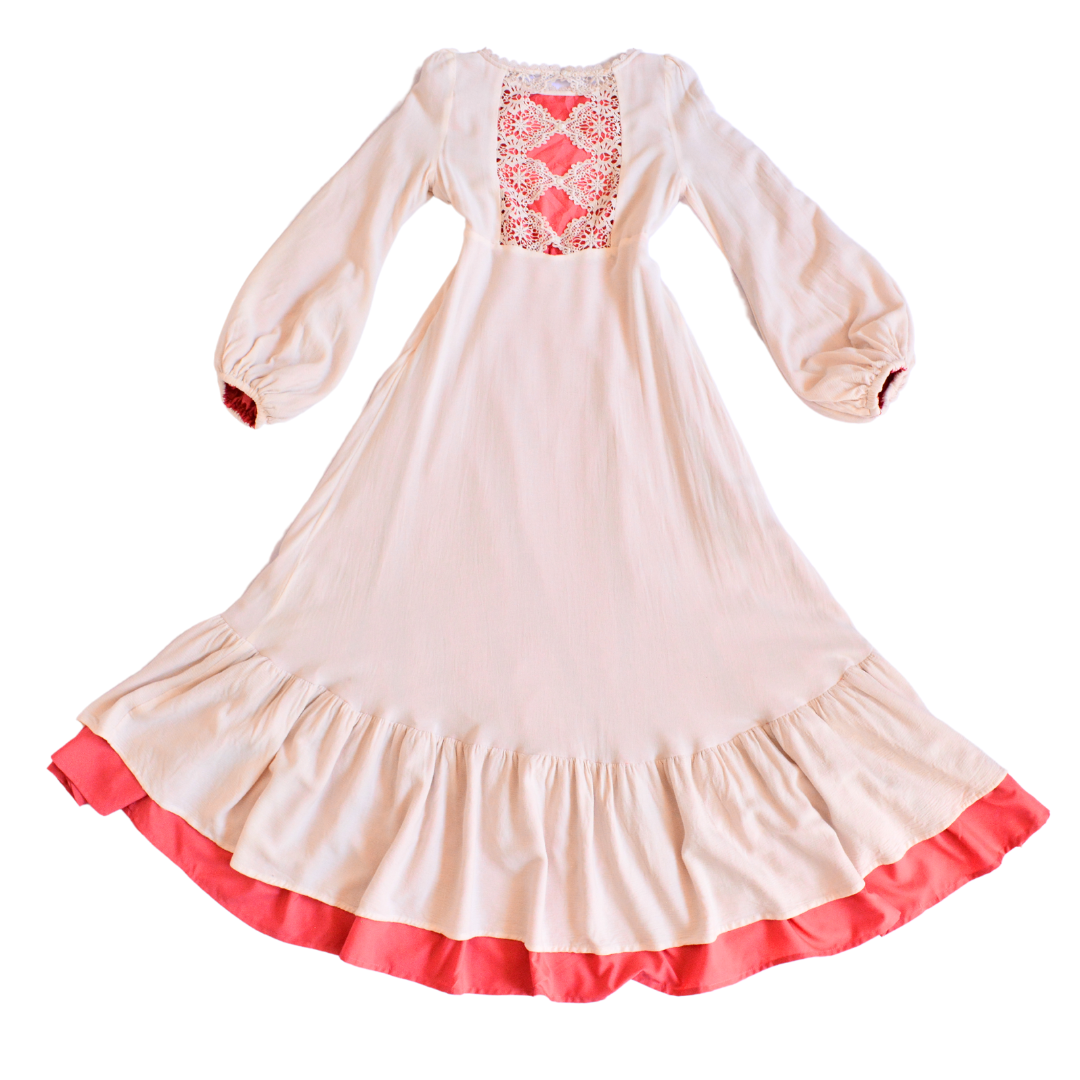 Vestido rosa claro y escote crochet