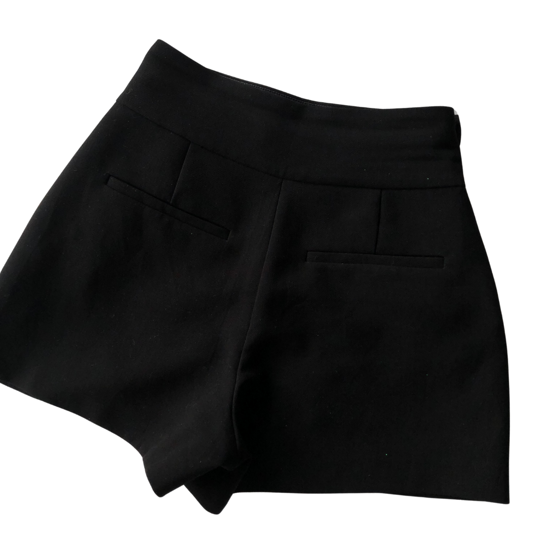 Short negro con botones dorados