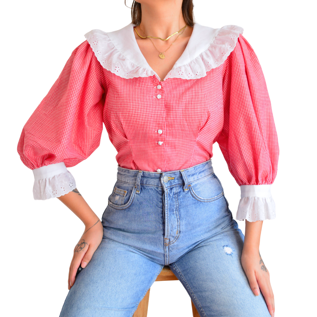 Blusa roja cuadriculada con cuello blanco