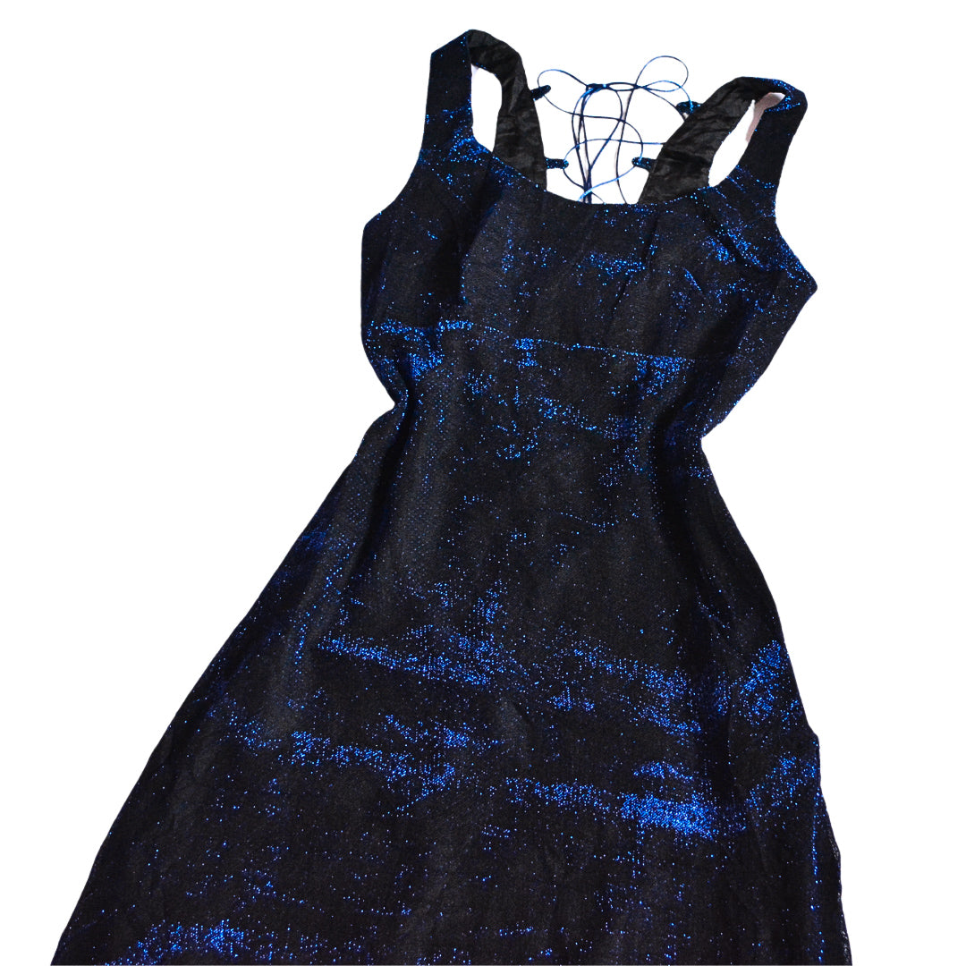 Vestido azul metálico con escote cruzado