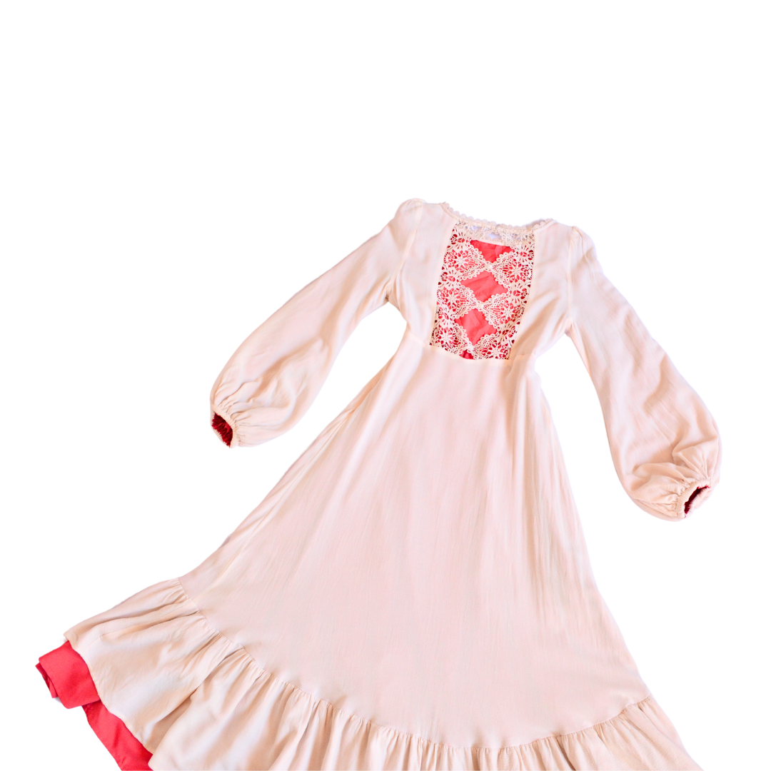 Vestido rosa claro y escote crochet