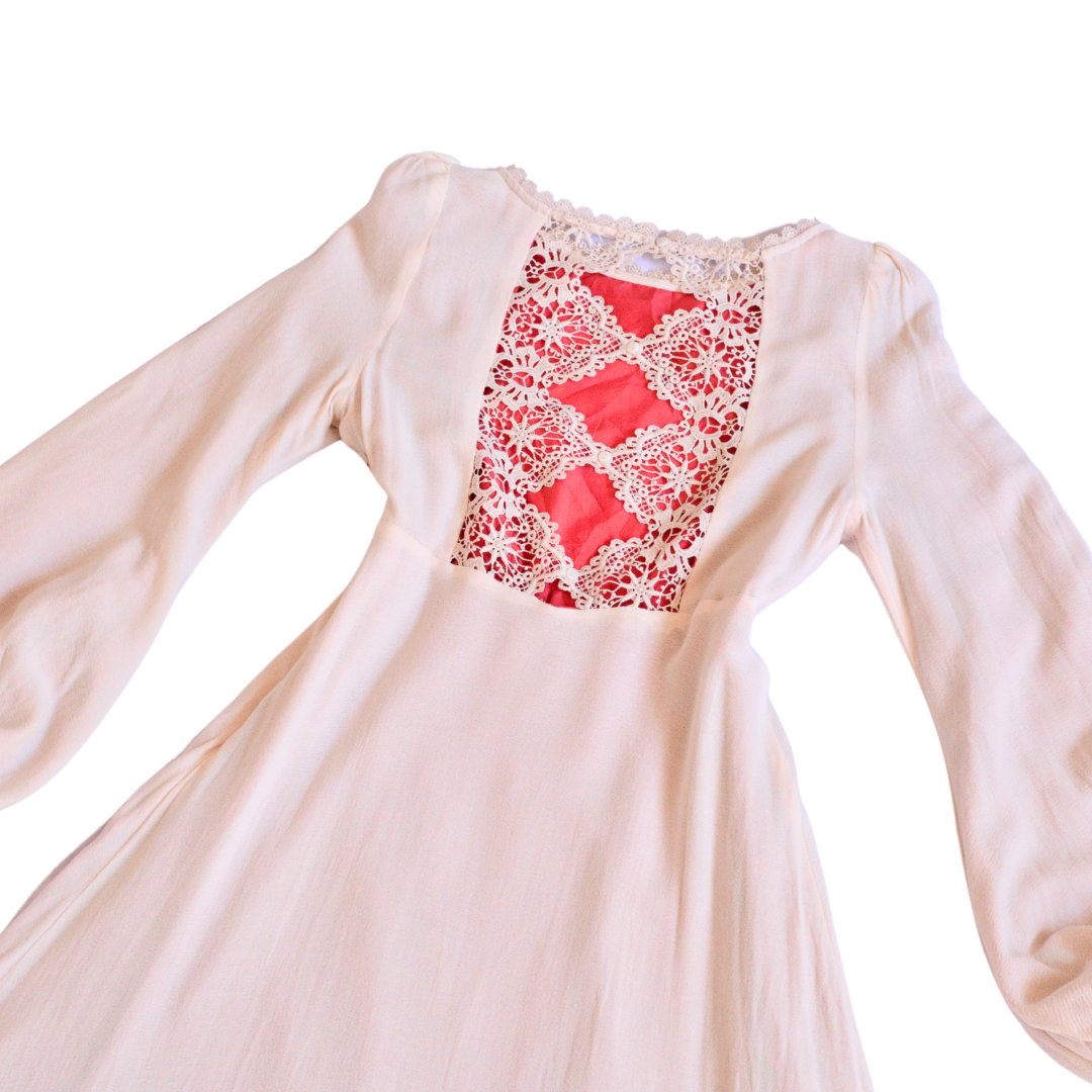 Vestido rosa claro y escote crochet