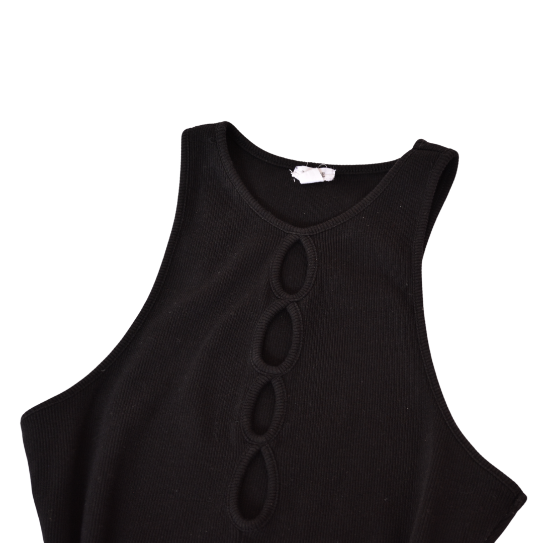 Vestido negro con aberturas ovaladas