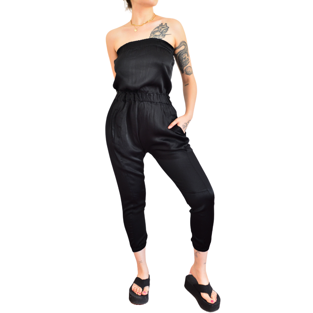 Enterizo negro satinado con bolsas
