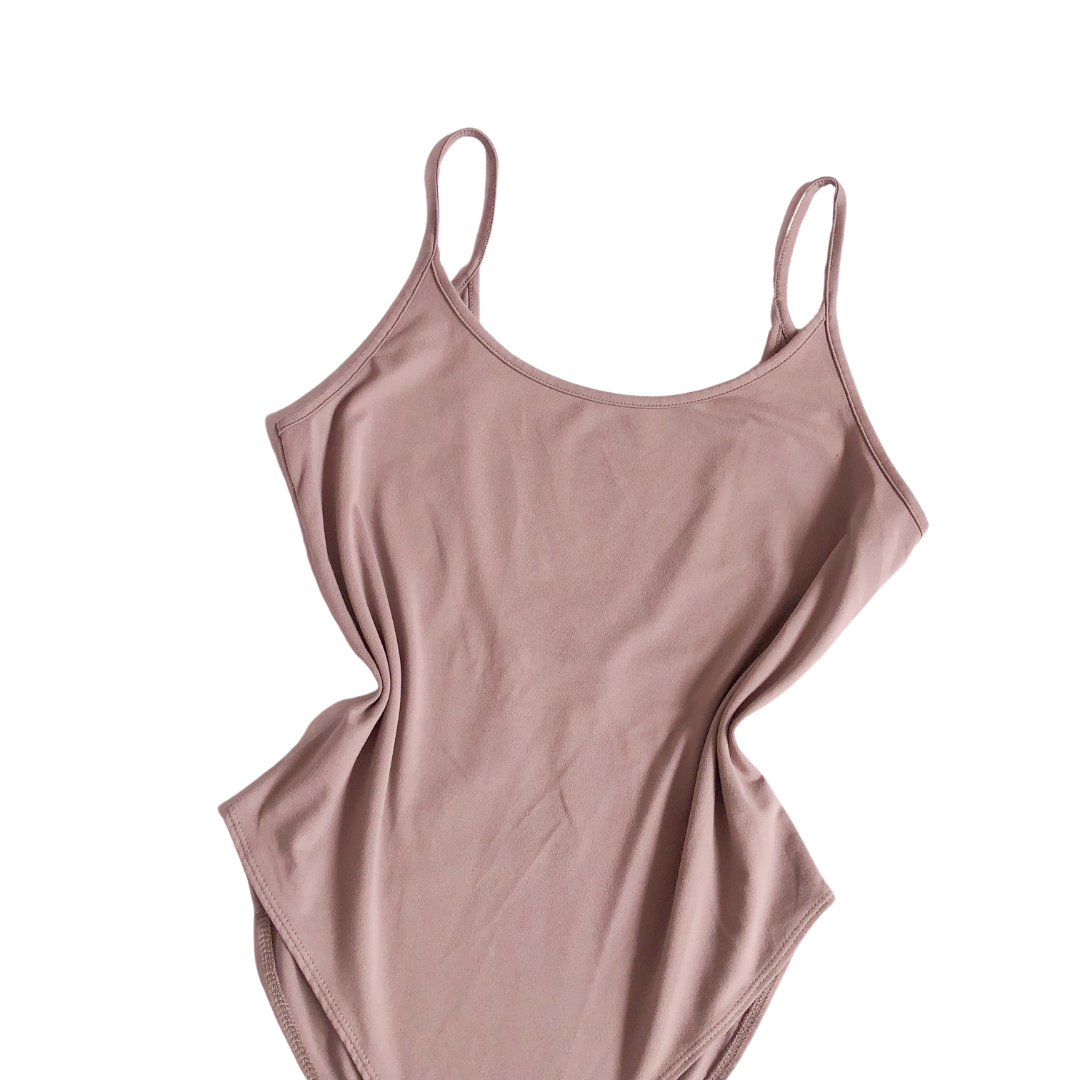 Bodysuit morado pálido con abertura