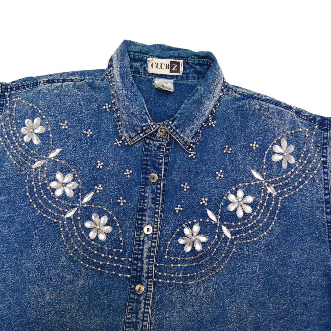 Camisa denim con pedrería y aplicaciones