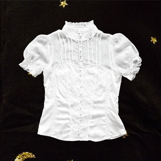 Blusa blanca victoriana cuello alto y encaje